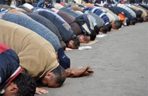 Hombre musulmanes rezando